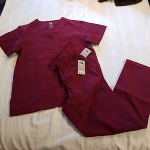 Dagacci Scrub set size small burgundy unisex, nes tags attached